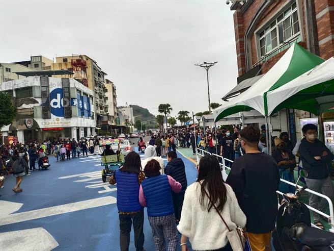 鼓山鱼市场新候船室重新改造后迎来首个连假，高雄市轮船公司表示，因应假期调派工作人员全力投入疏运，搭乘人数已渐渐回到疫情前的盛况。（翻摄照片／高雄洪靖宜传真）