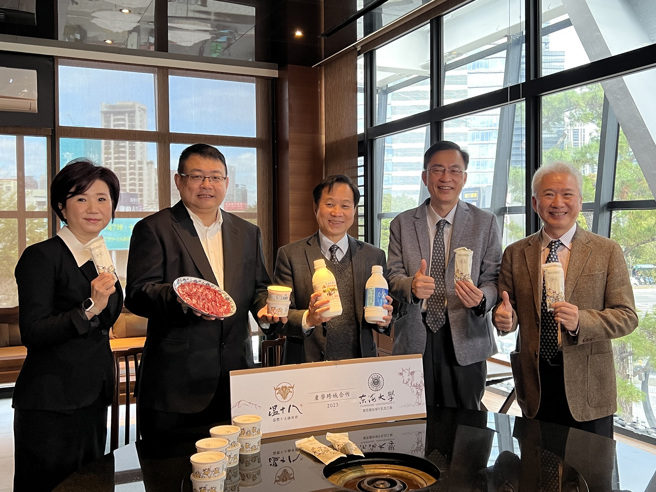 东海大学与温十八共同合作，将校内产制的手工冰品导入餐饮市场。(照片/东海大学提供) 