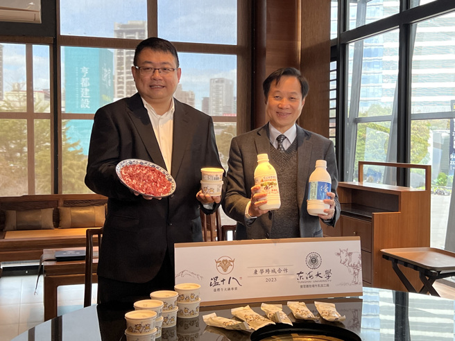 东海大学校长张国恩(右)与与温十八创办人暨董事长陈冠志(前左)签订产学合作，结合在地品牌与优势共创双赢。(照片/东海大学提供) 