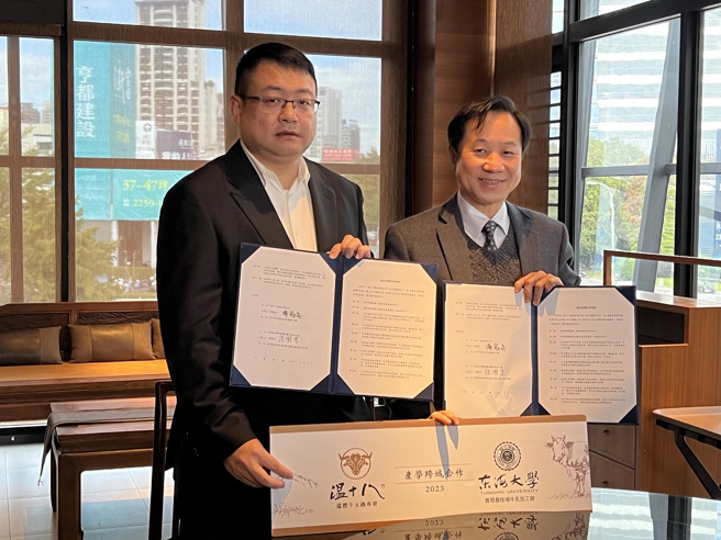 东海大学校长张国恩(右)与温十八创办人暨董事长陈冠志签订产学合作。(照片/东海大学提供)