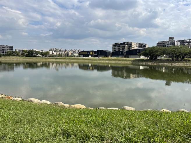 桃园市横山书法艺术公园无论平日或假日，都涌入休憩人潮，许多家长都会带孩子到此放电。（养工处提供／蔡明亘桃园传真）