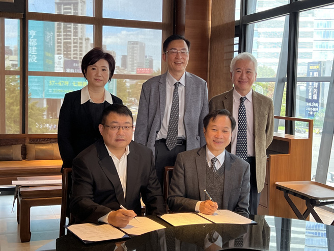 东海大学校长张国恩(前右)与温十八创办人暨董事长陈冠志(前左)签订产学合作。(后排右起为东海大学副校长刘正、副校长兼实习农牧场牛乳加工厂厂长詹家昌、温十八总经理萧淑惠) (照片/东海大学提供)