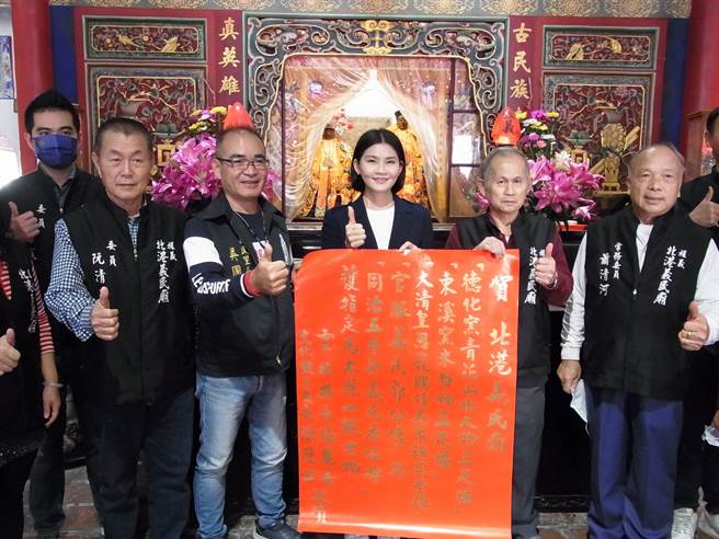 云林县北港镇义民庙数十件歷史文物，庙方去年提报墓碑、香位牌等5件文物申请登录为一般古物，经云林县政府审核通过，文观处处长陈璧君到庙张贴红榜祝贺。（张朝欣摄）