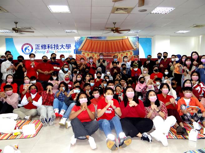 国外新冠疫情未停，正修科大境外籍生寒假选择留台过年，国际事务处今天特为他们举办极具春节气息的「金兔围炉新好年」活动，透过贴春联、春节歌曲联欢，感受欢乐年节气息，一解思乡之情。(正修科大提供／林雅惠高雄传真)