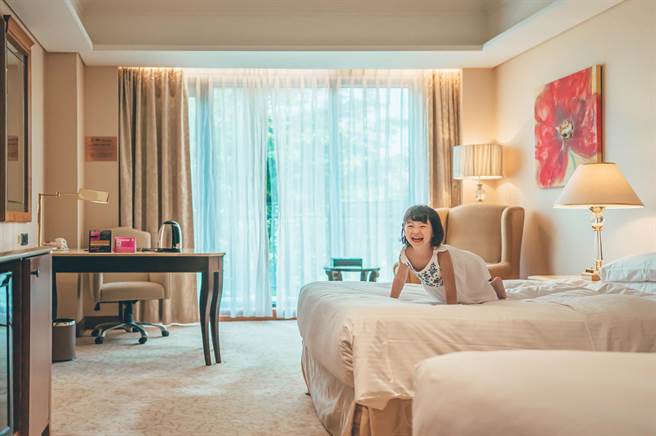 图说 「春游义大惊喜久久」住房专案，平日住房每人最低750元起。(高雄义大皇家酒店提供)