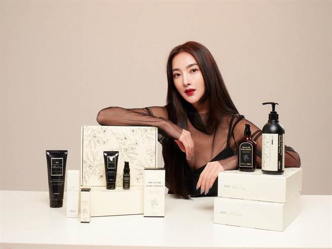 时尚妈咪吴速玲与瑟路菲联手推出的「速玲联名」。（瑟路菲提供）