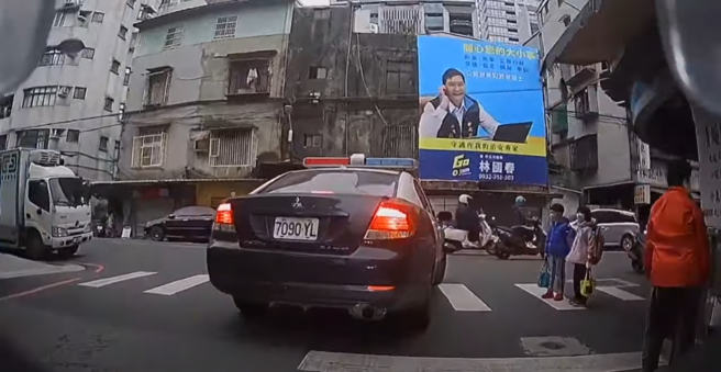 有骑士拍下警车未礼让学童过马路，影片上传后引发网友批评。（图／翻摄YouTube／WoWtchout - 地图型行车影像分享平台）