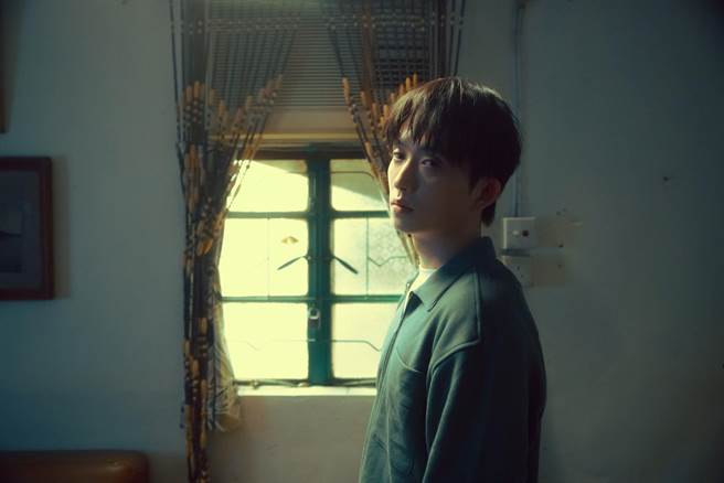 邱锋泽释出新歌《浮木》MV。(原音兄弟提供)