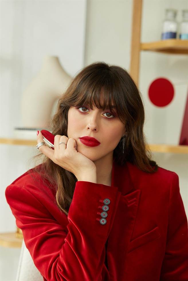 娇兰彩妆创意总监Violette以Red Orchid胭脂红兰限定彩妆系列示范妆感。（娇兰提供）