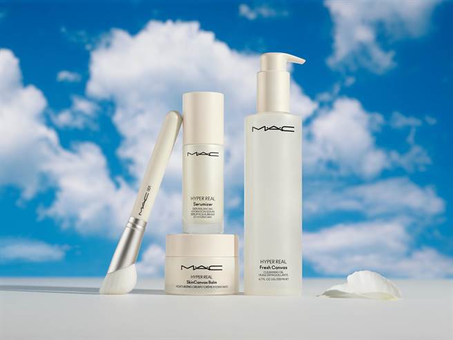M.A.C超奇肌花瓣系列专为打造裸妆而生，修护花瓣精萃2000元／30ml、嫩顏花瓣霜1950元／50ml、清爽花瓣净妆油1600元／200ml、专业保养刷1750元。（M.A.C提供）