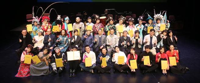 國立傳統藝術中心4日舉辦「傳統藝術接班人—駐團演訓計畫」結業習藝生授證典禮，24名結業習藝生進行聯合匯演在舞台上施展所學，在演出後結業習藝生一同向劇團導師行謝師禮，最後由文化部長李永得親自頒發證書，與導師、親友們共同見證新一代傳統藝術接班人的初登場。（杜宜諳攝）