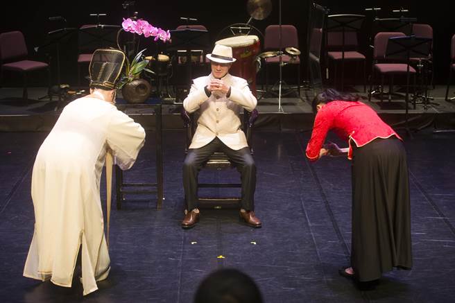 國立傳統藝術中心4日舉辦「傳統藝術接班人—駐團演訓計畫」結業習藝生授證典禮暨謝師禮記者會，24名結業習藝生進行聯合匯演後一同向劇團導師行謝師禮，感謝老師們4年來諄諄教誨。（杜宜諳攝）