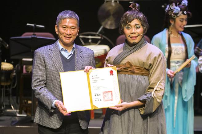 國立傳統藝術中心4日舉辦「傳統藝術接班人—駐團演訓計畫」結業習藝生授證典禮暨謝師禮記者會，文化部長李永得（左）親自頒發證書，與導師、親友們共同見證新一代傳統藝術接班人的初登場。（杜宜諳攝）