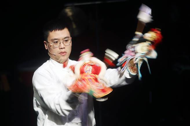 國立傳統藝術中心4日舉辦「傳統藝術接班人—駐團演訓計畫」結業習藝生授證典禮暨謝師禮記者會，在陳錫煌傳統掌中劇團習藝的陳冠霖（見圖）在場上展現精湛技藝。（杜宜諳攝）