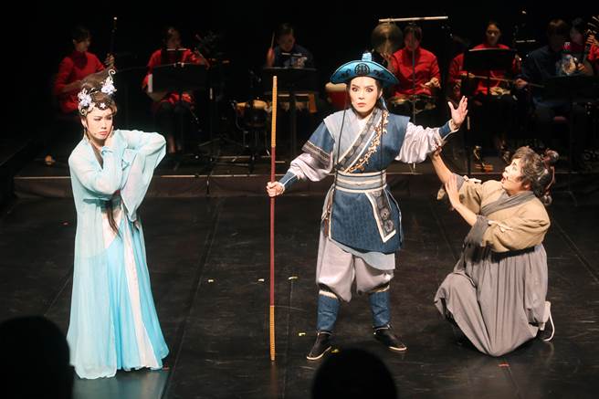 國立傳統藝術中心4日舉辦「傳統藝術接班人—駐團演訓計畫」結業習藝生授證典禮暨謝師禮記者會，在明華園戲劇團習藝的姜琬宜（左起）、吳米娜、陳彥名在場上展現精湛技藝。（杜宜諳攝）