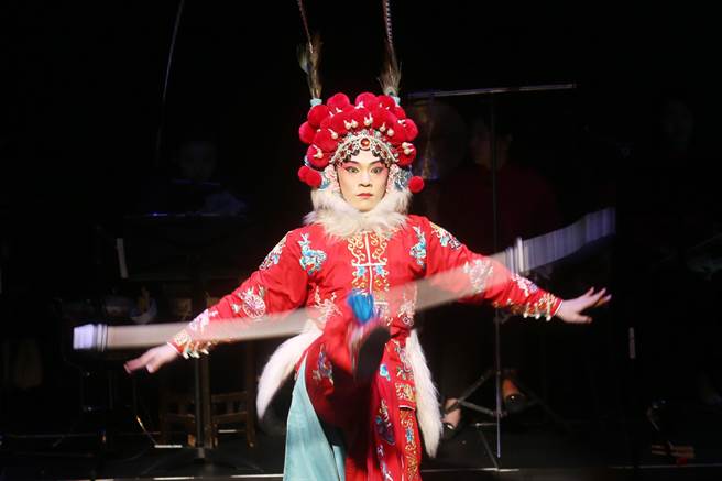 國立傳統藝術中心4日舉辦「傳統藝術接班人—駐團演訓計畫」結業習藝生授證典禮暨謝師禮記者會，在當代傳奇劇場習藝的楊瑞宇（見圖）展現苦練後的成果。（杜宜諳攝）