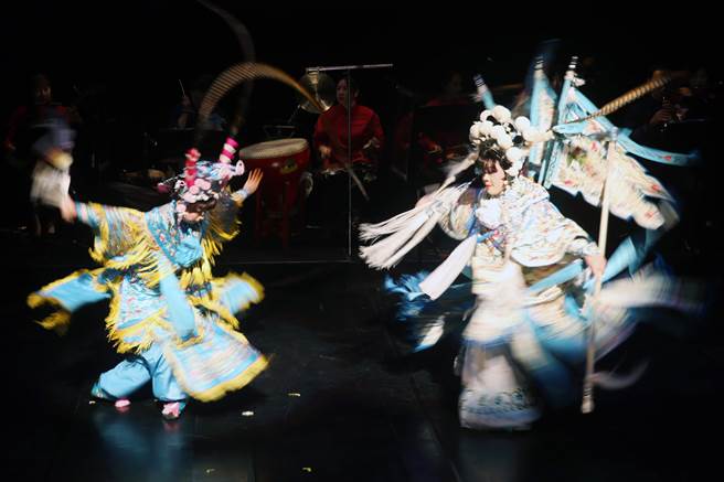 國立傳統藝術中心4日舉辦「傳統藝術接班人—駐團演訓計畫」結業習藝生授證典禮暨謝師禮記者會，在唐美雲歌仔戲團習藝的梁芳毓（左）、吳旻真（右）展現苦練後的成果。（杜宜諳攝）