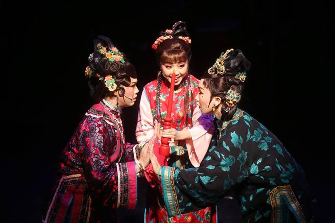 國立傳統藝術中心4日舉辦「傳統藝術接班人—駐團演訓計畫」結業習藝生授證典禮暨謝師禮記者會，在榮興客家採茶劇團習藝的陳怡婷（左起）、劉姿吟、陳怡如展現苦練後的成果。（杜宜諳攝）