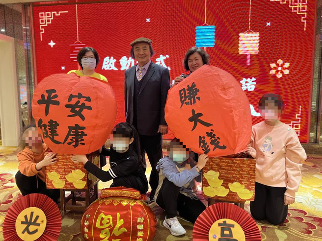 台中市民赖建川(后中)17年前发起「许你一个温暖的年夜饭」围炉活动，盼形成社会上善的循环。(林欣仪摄)