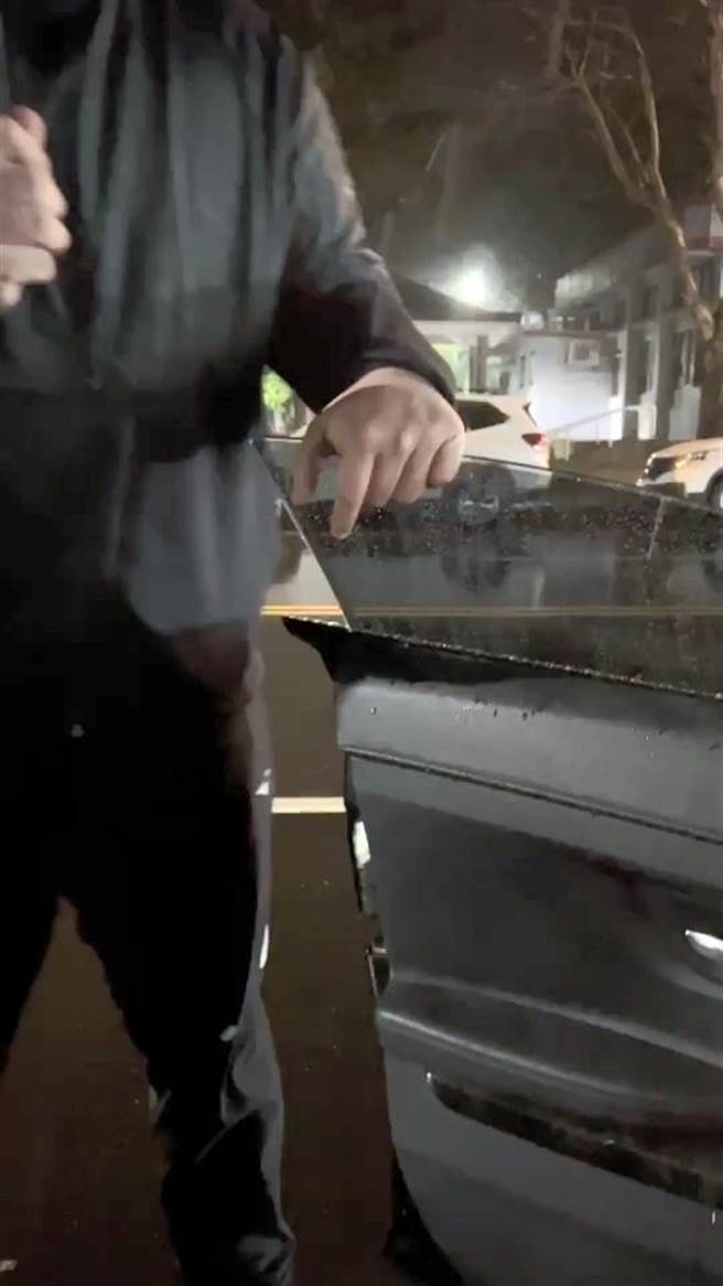 基隆市跨年夜发生抢夺案，黑衣男子自称是警察要盘查被害人，却趁机抢走放在助手席装有鉅款的背包。（基隆市警局提供／张志康基隆报导）