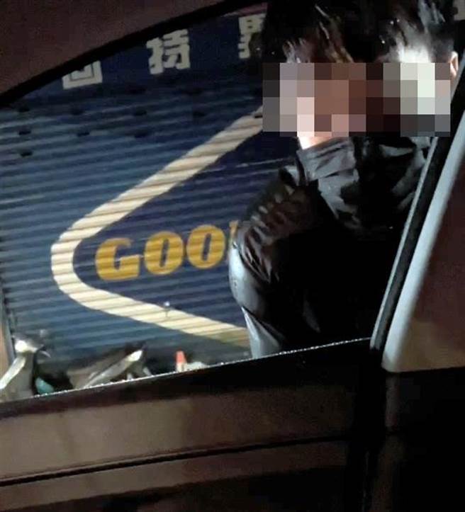 另一名黑衣男子趁机抢走林男背包。（基隆市警局提供／张志康基隆报导）