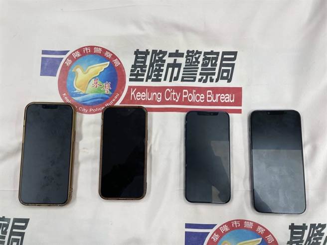 警方起出程嫌等人作案用的手机。（基隆市警局提供／张志康基隆报导）