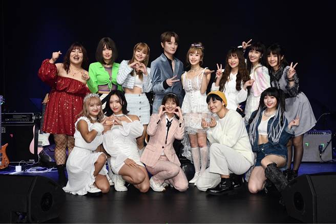 阿沁（后排左四）日前率领多位新人同台演出，助弱势家庭儿童。（红心字会提供）