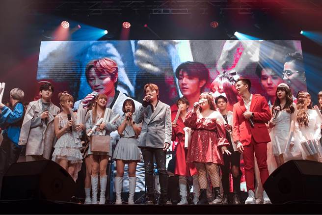 阿沁（右三）日前与多位新人演出，暖心助弱势家庭儿童。（红心字会提供）