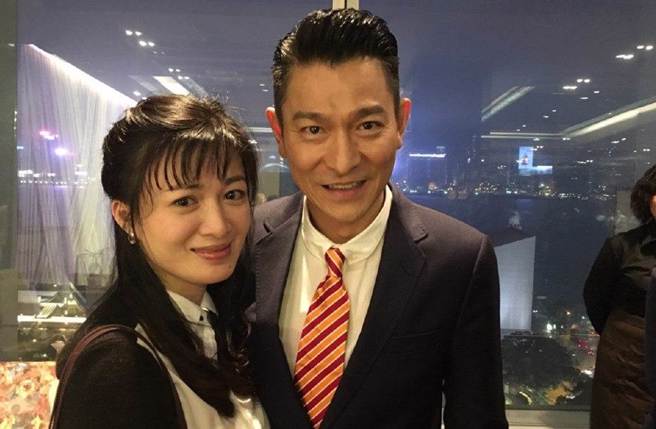 陈少霞曾PO出和刘德华合照，辟谣不合传言。(图／取自微博)