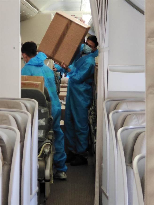 一架飞机要顺利起飞，必须有很多单位配合。图为长荣航勤员工在疫情期间搬货物上客机(机师工会提供)