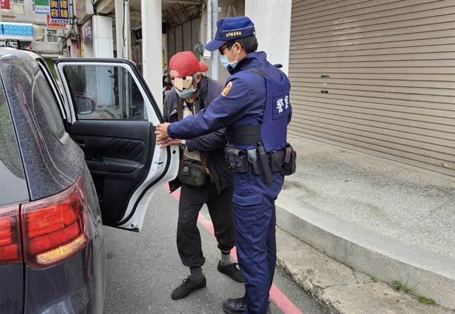 金门2员警发挥爱心，温馨载送患有帕金森氏症独居老翁回家，避免发生走失憾事。(图／金门县警局提供)