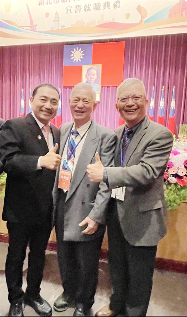 77岁戴全明（中）是侯友宜就读嘉义县东石国中导师，两人至今仍常联繫，侯连任就职，也邀请戴全明参加就职典礼。（戴全明提供∕吕妍庭嘉义传真）