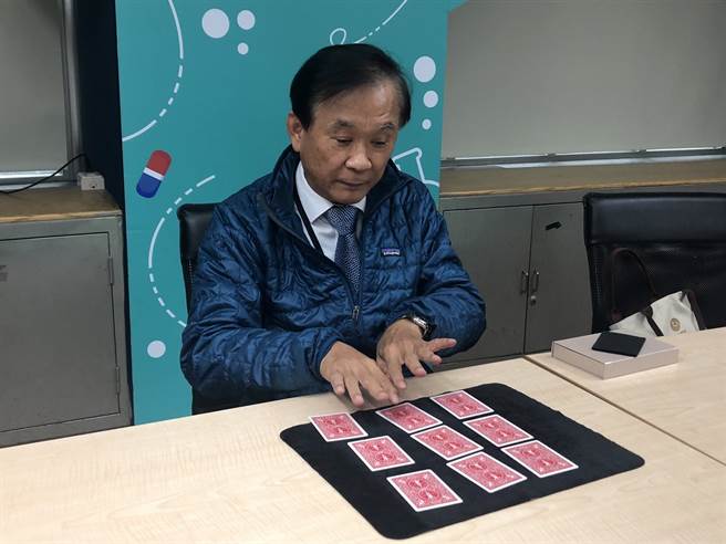 台北市新任教育局长汤志民表演魔术。（蔡佩珈摄）