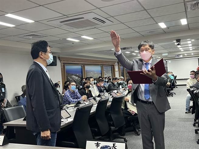 桃园市长张善政今上午主持新任观光旅游局局长周柏吟宣誓典礼。(蔡依珍摄)