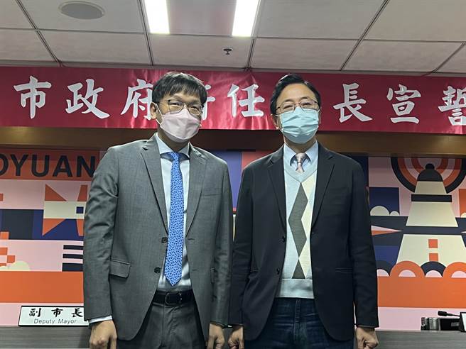 桃园市长张善政今上午主持新任观光旅游局局长周柏吟宣誓典礼。(蔡依珍摄)