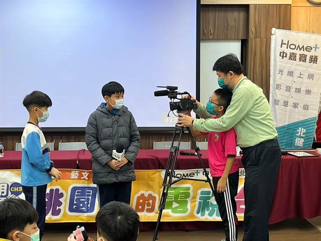 中嘉宽频∣北健请到资深记者，让学童体验採访乐趣并实际操作摄影机。(北健提供／蔡依珍桃园传真)