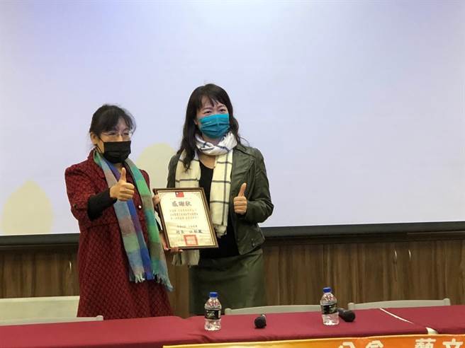 同安国小校长江彩凤致赠感谢状给中嘉宽频∣北健总经理许巧妮。(北健提供／蔡依珍桃园传真)
