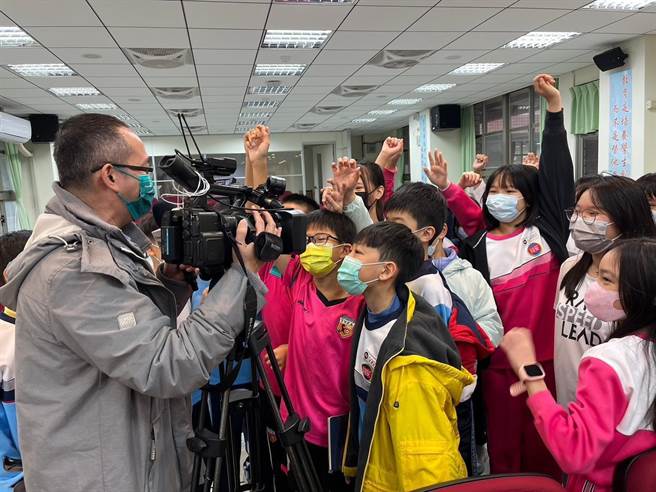 同安国小学童见到摄影机都感到十分好奇。(北健提供／蔡依珍桃园传真)