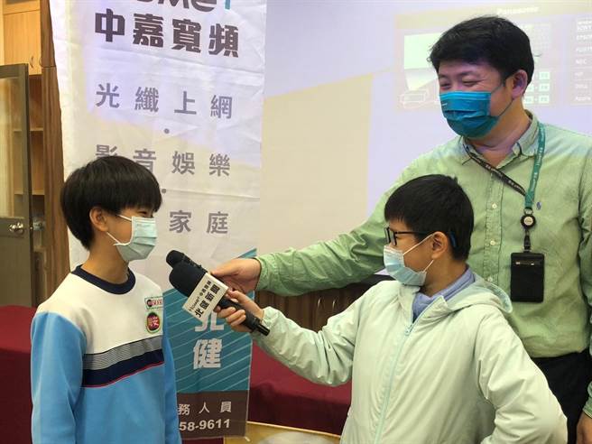 学童初次拿麦克风虽然有些许紧张，左手插腰架式十足。(北健提供／蔡依珍桃园传真)