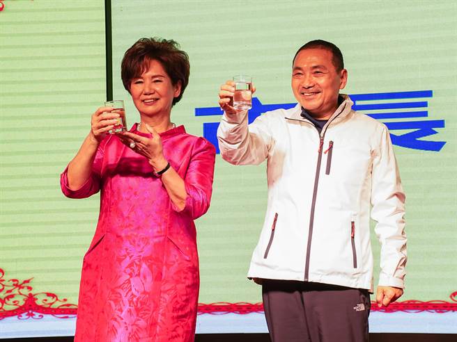 4日晚间在新北市新庄区举办新北市警察局志工大队长布达典礼，改由蔡月美(左)接任，新北市长侯友宜(右)亲赴现场观礼并致词。(黄敬文摄)