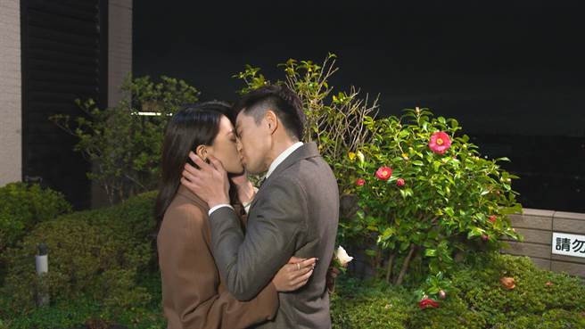 曾子益剧中出轨吻上顏晓筠。（民视提供）