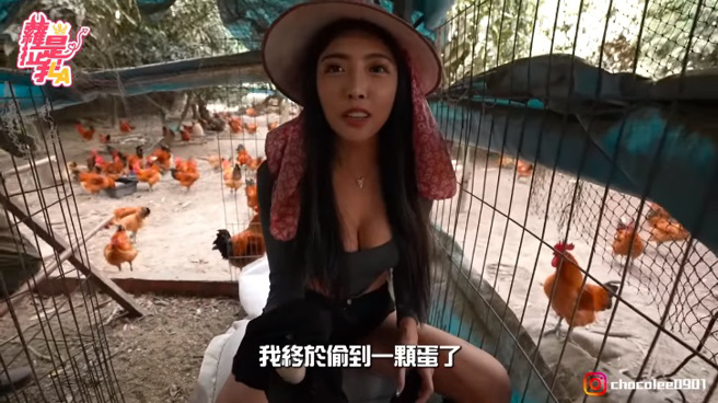 萝拉捡蛋时意外炸出深邃事业线。（图／萝拉是我LA YouTube）