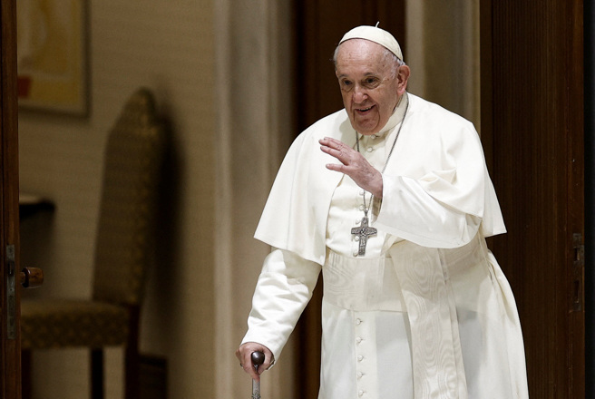 法新社报导，自从来自阿根廷的方济各2013年出任教宗以来，他如今首度明确掌管天主教教会及13亿信徒，不再有另一位身穿白衣的领袖。
(图/路透社) 