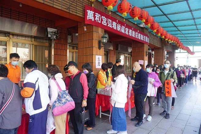 近幾年萬和宮贈送春聯雖不是現場揮毫，仍受許多民眾喜愛，圖為先前領取春聯的盛況。（萬和宮提供／張亦惠台中傳真）