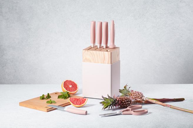 ZWILLING 德国双人 虾粉色Now S七件式刀座组。（业者提供）