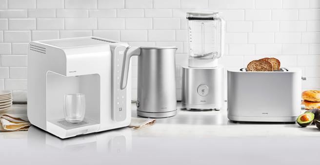 超级品牌日推荐德国双人ENFINIGY钛银系列四样小家电，包括即热调温饮水机、破壁调理机、不锈钢双层防烫快煮壶与烤麵包机。（业者提供）