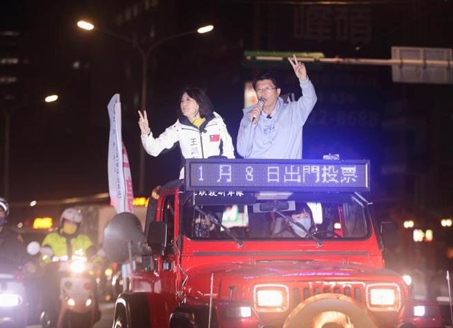 前台南市议员谢龙介今年1月曾陪同参加立委补选的王鸿薇扫街。（张铠乙摄）