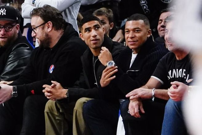 法国足球明星姆巴佩(右)与队友哈基米观看NBA比赛。（美联社资料照）