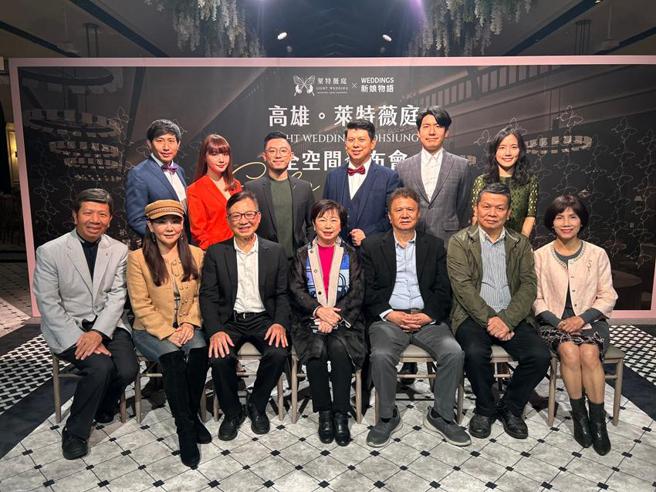 （高雄「莱特薇庭」由新天地与薇阁旅馆二代接班！（前排左三）为薇阁集团董事长许调谋、（前排右四）为新天地董事长王玉云。图／曾丽芳）