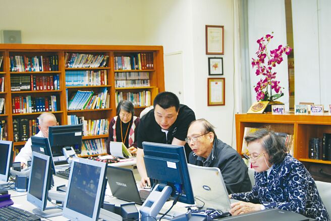高龄者学习使用技术来打理日常生活，例如使用电脑或手机与医生进行视讯、网路购物与亲友通讯等。图／本报资料照片